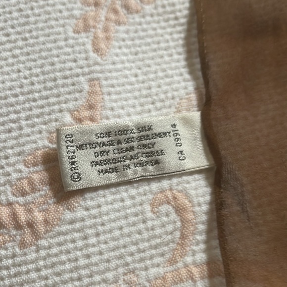 Silk scarf with animal patterns - Picture 3 of 3